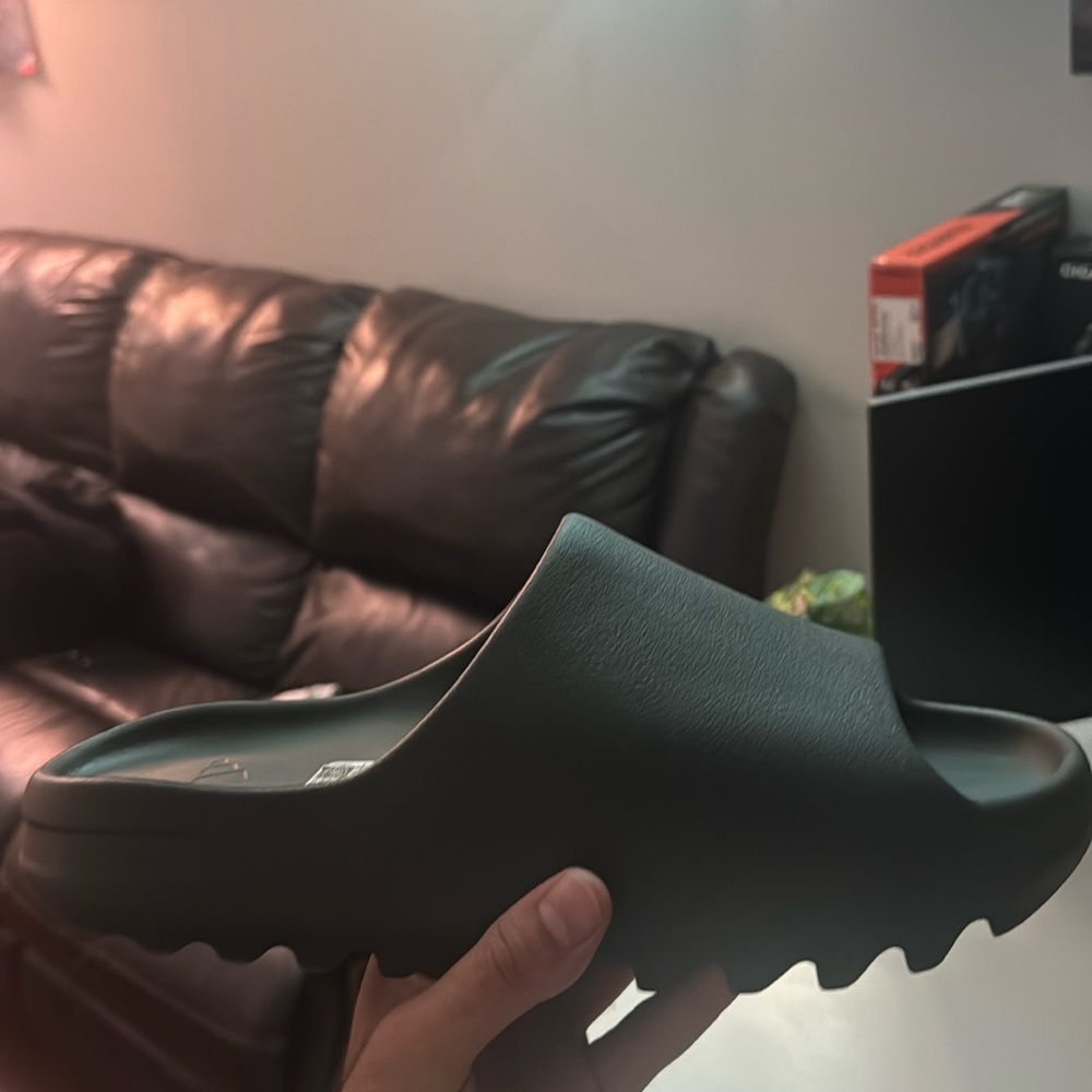 Used Yeezy slide dark onyx s13